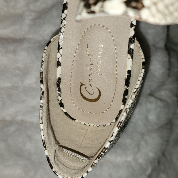 COMFORT SNAKESKIN cut out booties. - Picture 8 of 8